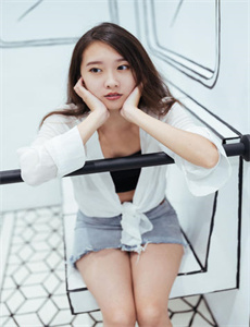 《晚上偷偷看哔哩哔哩-脱jk裙的美女露小内内无遮挡》